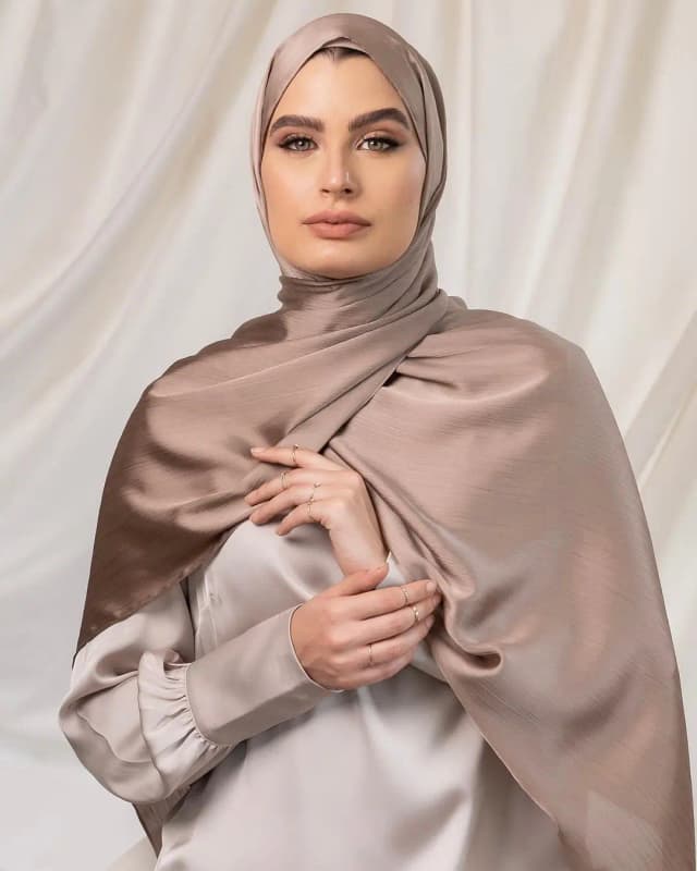 Lange Trendy Zijden Crêpe Hijab Hot Selling Satijn Crinkle Hijab voor Moslimvrouwen Satijnen Hijab Islamitische Hoofddoek