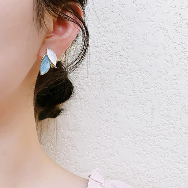 Eenvoudige retro blauw witte bladoorbellen Retro high-end design oorbellen Bosstijl Modieuze oorbel Lichte kleuren Elegante vrouwen